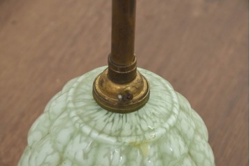 イギリスアンティーク　1910年から1930年頃　淡いグリーンシェードと鳥のレリーフが魅力の吊り下げ型ウォールライト　(R-089572)