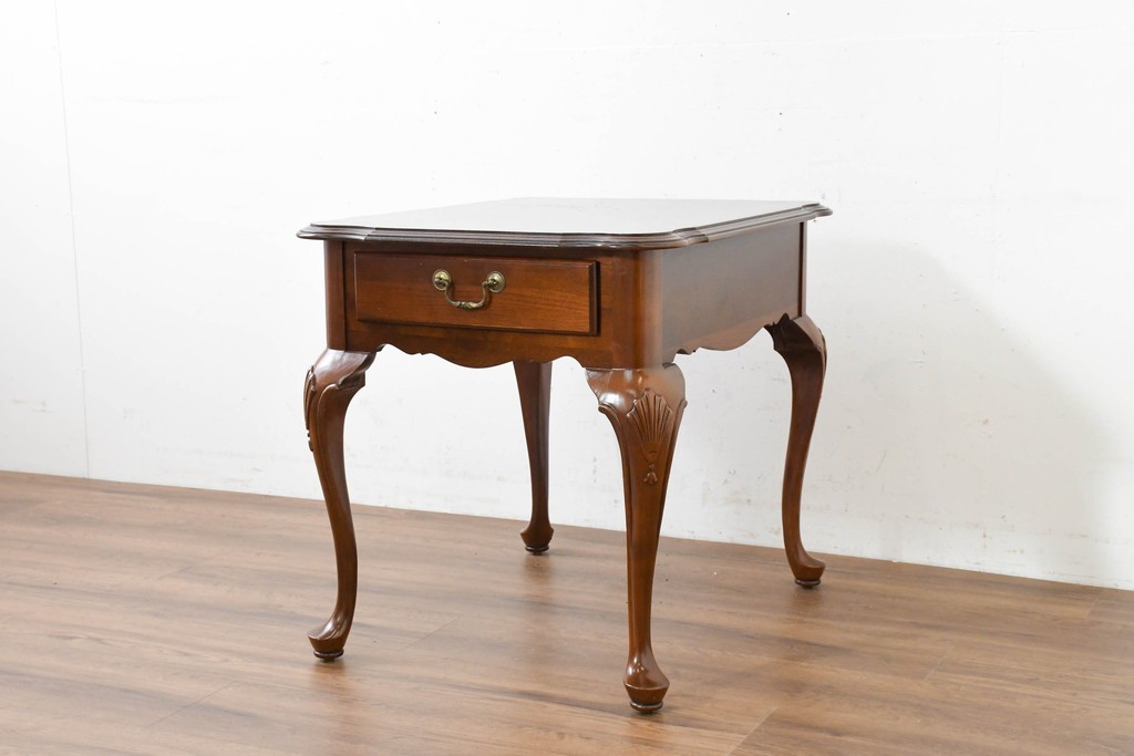 中古　美品　アメリカ　ETHAN ALLEN(イーセンアーレン)　猫脚が優美なサイドテーブル　(R-089586)
