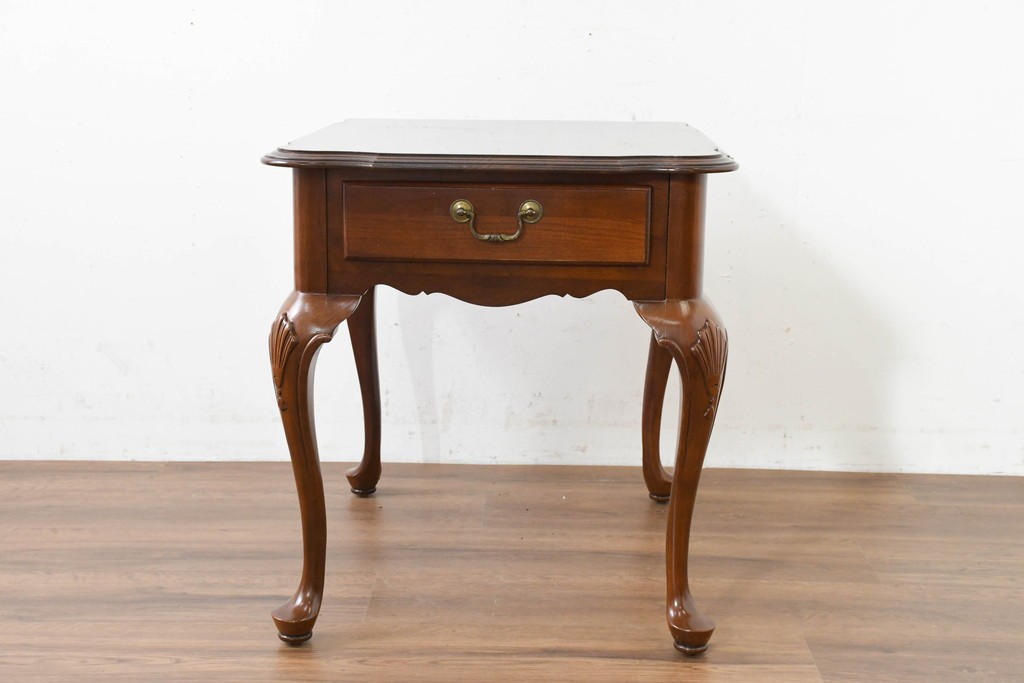 中古　美品　アメリカ　ETHAN ALLEN(イーセンアーレン)　猫脚が優美なサイドテーブル　(R-089586)