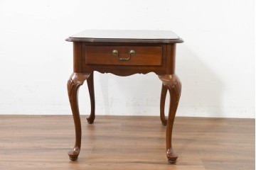 中古　美品　アメリカ　ETHAN ALLEN(イーセンアーレン)　猫脚が優美なサイドテーブル　(R-089586)