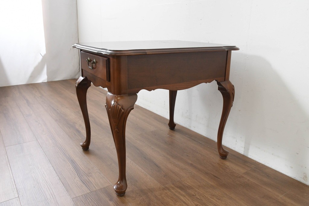 中古　美品　アメリカ　ETHAN ALLEN(イーセンアーレン)　猫脚が優美なサイドテーブル　(R-089586)