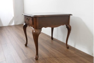 中古　美品　アメリカ　ETHAN ALLEN(イーセンアーレン)　猫脚が優美なサイドテーブル　(R-089586)