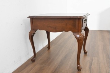中古　美品　アメリカ　ETHAN ALLEN(イーセンアーレン)　猫脚が優美なサイドテーブル　(R-089586)