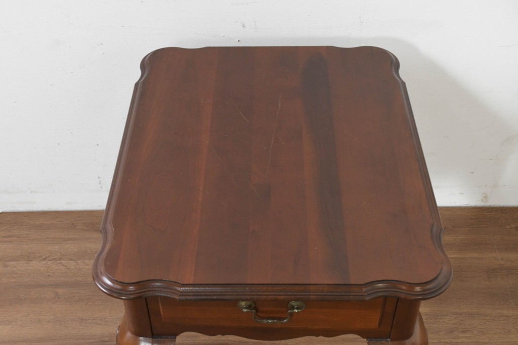 中古　美品　アメリカ　ETHAN ALLEN(イーセンアーレン)　猫脚が優美なサイドテーブル　(R-089586)