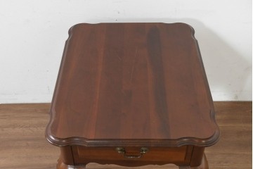 中古　美品　アメリカ　ETHAN ALLEN(イーセンアーレン)　猫脚が優美なサイドテーブル　(R-089586)