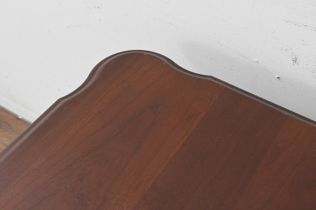 中古　美品　アメリカ　ETHAN ALLEN(イーセンアーレン)　猫脚が優美なサイドテーブル　(R-089586)