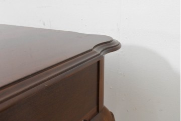 中古　美品　アメリカ　ETHAN ALLEN(イーセンアーレン)　猫脚が優美なサイドテーブル　(R-089586)