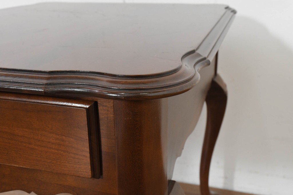 中古　美品　アメリカ　ETHAN ALLEN(イーセンアーレン)　猫脚が優美なサイドテーブル　(R-089586)