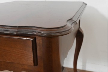 中古　美品　アメリカ　ETHAN ALLEN(イーセンアーレン)　猫脚が優美なサイドテーブル　(R-089586)