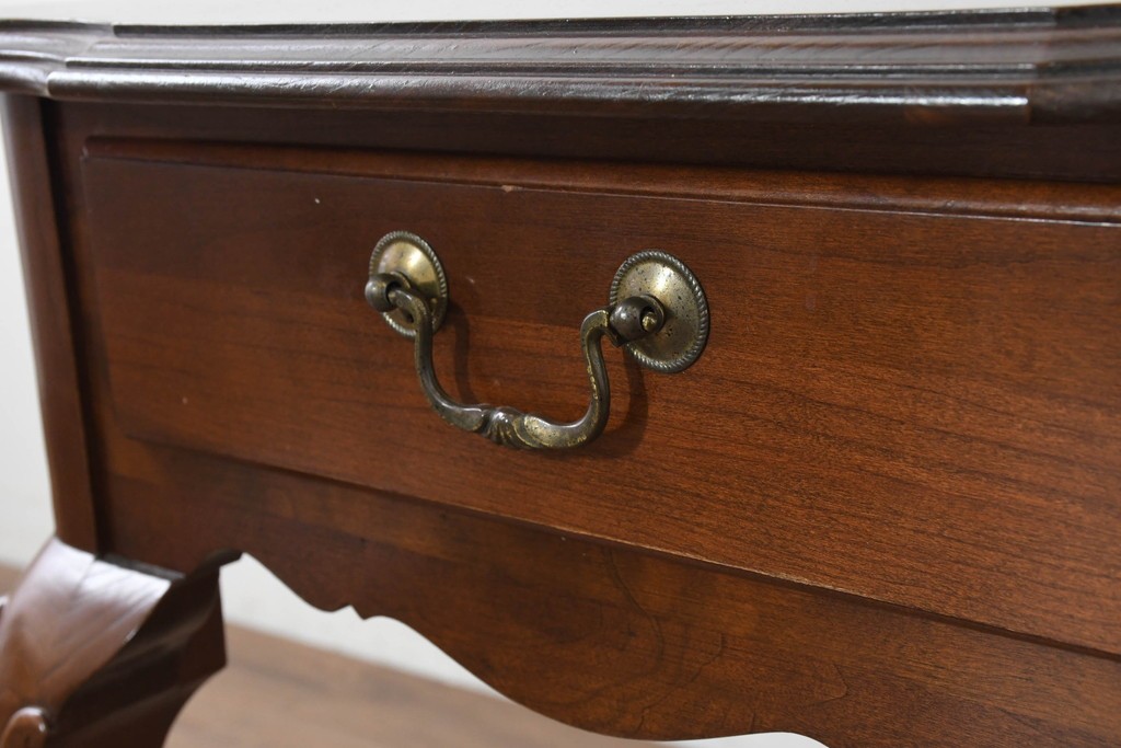 中古　美品　アメリカ　ETHAN ALLEN(イーセンアーレン)　猫脚が優美なサイドテーブル　(R-089586)