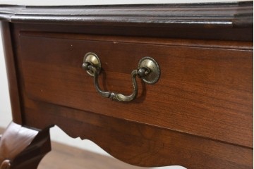 中古　美品　アメリカ　ETHAN ALLEN(イーセンアーレン)　猫脚が優美なサイドテーブル　(R-089586)