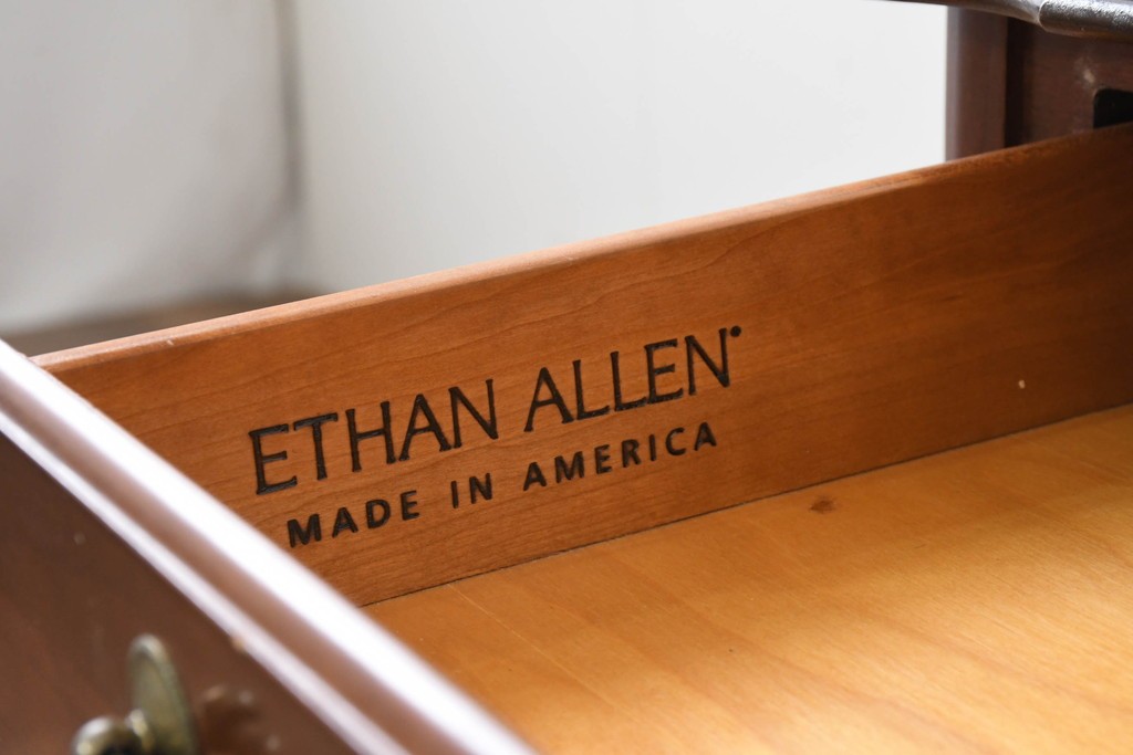 中古　美品　アメリカ　ETHAN ALLEN(イーセンアーレン)　猫脚が優美なサイドテーブル　(R-089586)