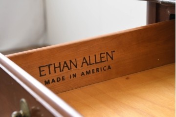 中古　美品　アメリカ　ETHAN ALLEN(イーセンアーレン)　猫脚が優美なサイドテーブル　(R-089586)