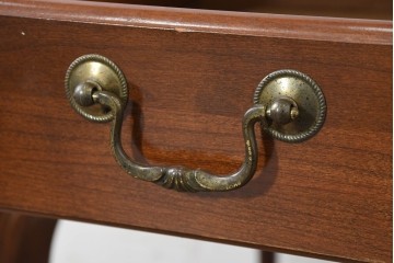 中古　美品　アメリカ　ETHAN ALLEN(イーセンアーレン)　猫脚が優美なサイドテーブル　(R-089586)