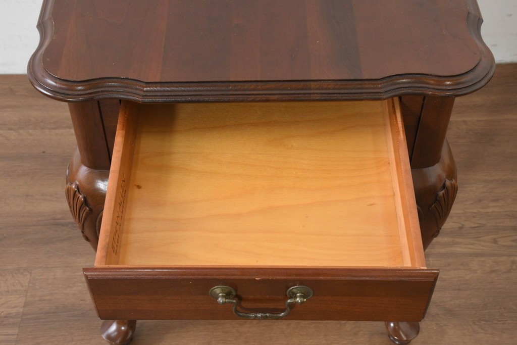 中古　美品　アメリカ　ETHAN ALLEN(イーセンアーレン)　猫脚が優美なサイドテーブル　(R-089586)