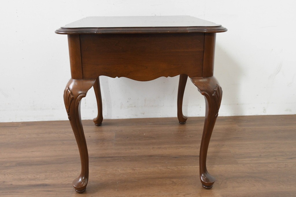 中古　美品　アメリカ　ETHAN ALLEN(イーセンアーレン)　猫脚が優美なサイドテーブル　(R-089586)