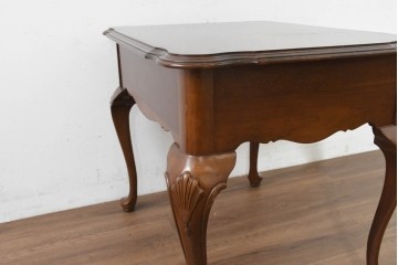 中古　美品　アメリカ　ETHAN ALLEN(イーセンアーレン)　猫脚が優美なサイドテーブル　(R-089586)