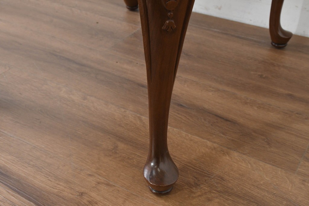 中古　美品　アメリカ　ETHAN ALLEN(イーセンアーレン)　猫脚が優美なサイドテーブル　(R-089586)