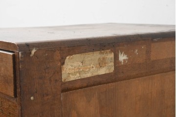 和製ヴィンテージ　ナラ材　引き出し8杯付き　書類や小物の整理整頓に便利な大振りのサイドチェスト　(R-089588)