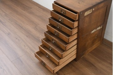 和製ヴィンテージ　ナラ材　引き出し8杯付き　書類や小物の整理整頓に便利な大振りのサイドチェスト　(R-089588)