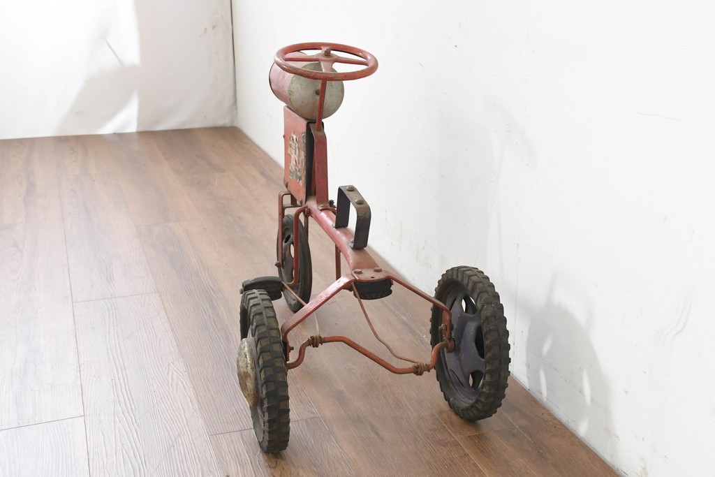 イギリスヴィンテージ　赤いボディがレトロなペダルカー　※ディスプレイ用　(R-089596)