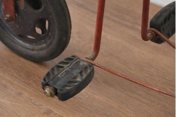 イギリスヴィンテージ　赤いボディがレトロなペダルカー　※ディスプレイ用　(R-089596)