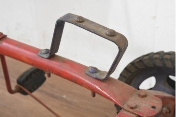 イギリスヴィンテージ　赤いボディがレトロなペダルカー　※ディスプレイ用　(R-089596)