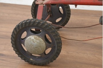 イギリスヴィンテージ　赤いボディがレトロなペダルカー　※ディスプレイ用　(R-089596)