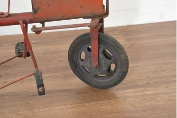 イギリスヴィンテージ　赤いボディがレトロなペダルカー　※ディスプレイ用　(R-089596)