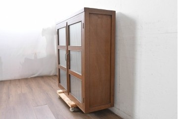 《台輪取り付け加工費込み》　和製ヴィンテージ　レトロな雰囲気漂うモールガラス入り扉の収納棚　(R-089604)