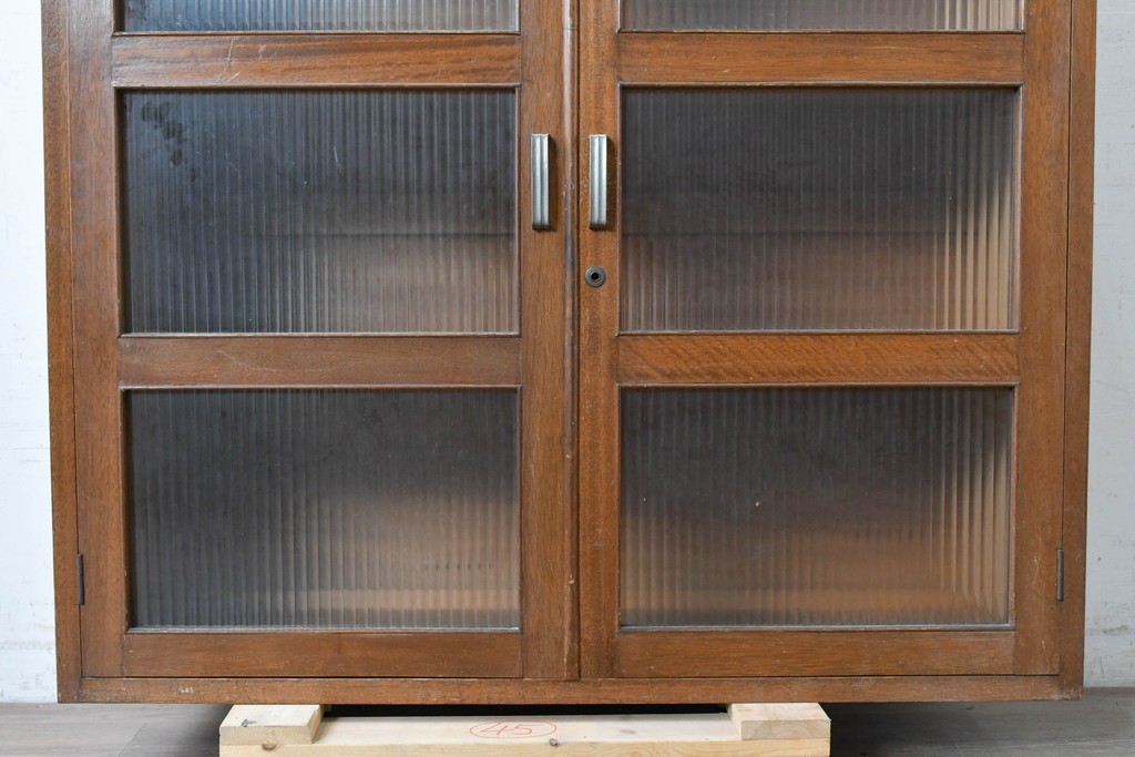 《台輪取り付け加工費込み》　和製ヴィンテージ　レトロな雰囲気漂うモールガラス入り扉の収納棚　(R-089604)