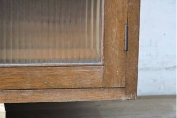 《台輪取り付け加工費込み》　和製ヴィンテージ　レトロな雰囲気漂うモールガラス入り扉の収納棚　(R-089604)