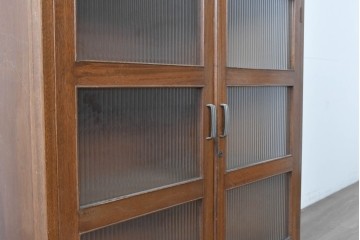 《台輪取り付け加工費込み》　和製ヴィンテージ　レトロな雰囲気漂うモールガラス入り扉の収納棚　(R-089604)