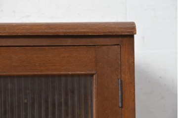 《天板取り付け加工費込み》　和製ヴィンテージ　モールガラス入り扉と引き出し付きの収納棚　(R-089605)
