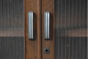 《天板取り付け加工費込み》　和製ヴィンテージ　モールガラス入り扉と引き出し付きの収納棚　(R-089605)