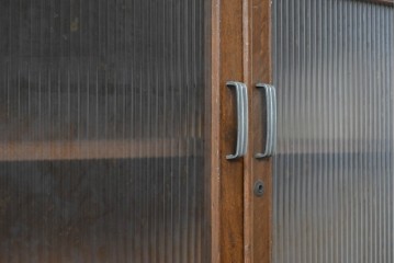 《天板取り付け加工費込み》　和製ヴィンテージ　モールガラス入り扉と引き出し付きの収納棚　(R-089605)