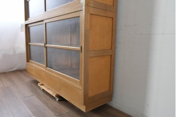 和製ヴィンテージ　昭和レトロ　収納力を備えた重ねガラス戸棚　(R-089606)