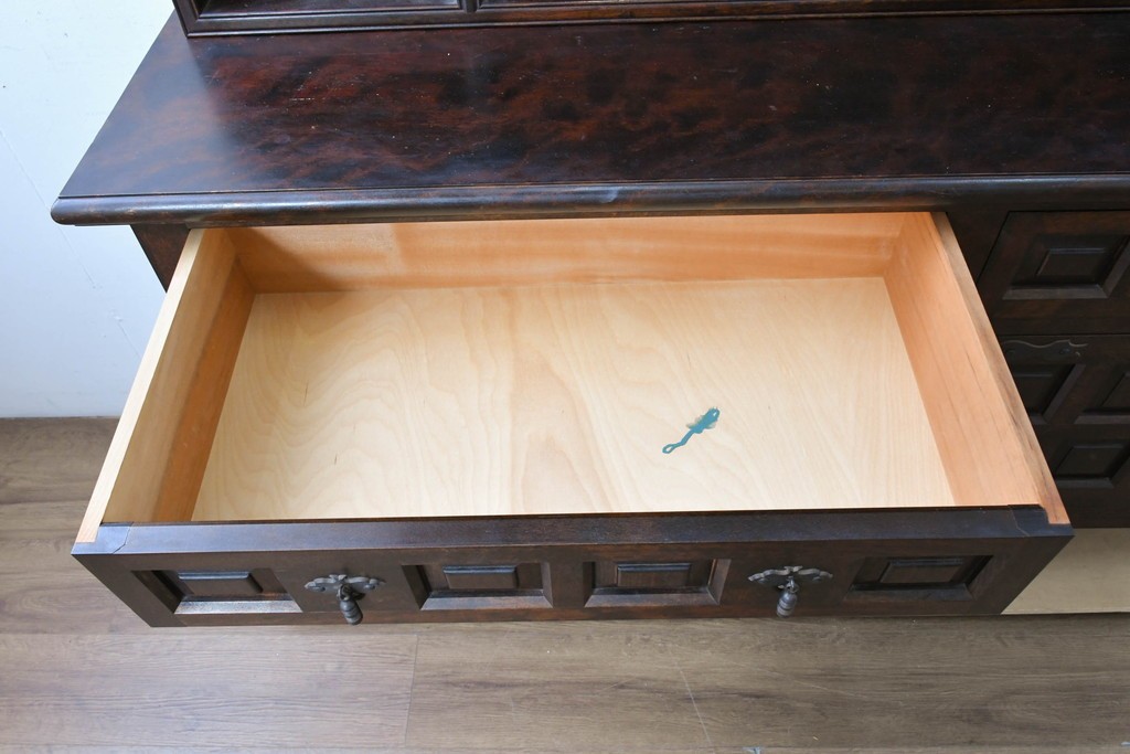中古　松本民芸家具　クラシカルで高級感漂うSP型皿棚　定価約150万円　(R-089609)