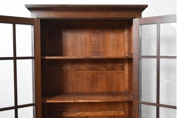 中古　美品　松本民芸家具　格子ガラス扉が品格を添えるC型書棚　定価約75万円　(R-089611)