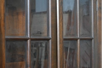 中古　美品　松本民芸家具　格子ガラス扉が品格を添えるC型書棚　定価約75万円　(R-089611)