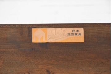 中古　美品　松本民芸家具　格子ガラス扉が品格を添えるC型書棚　定価約75万円　(R-089611)