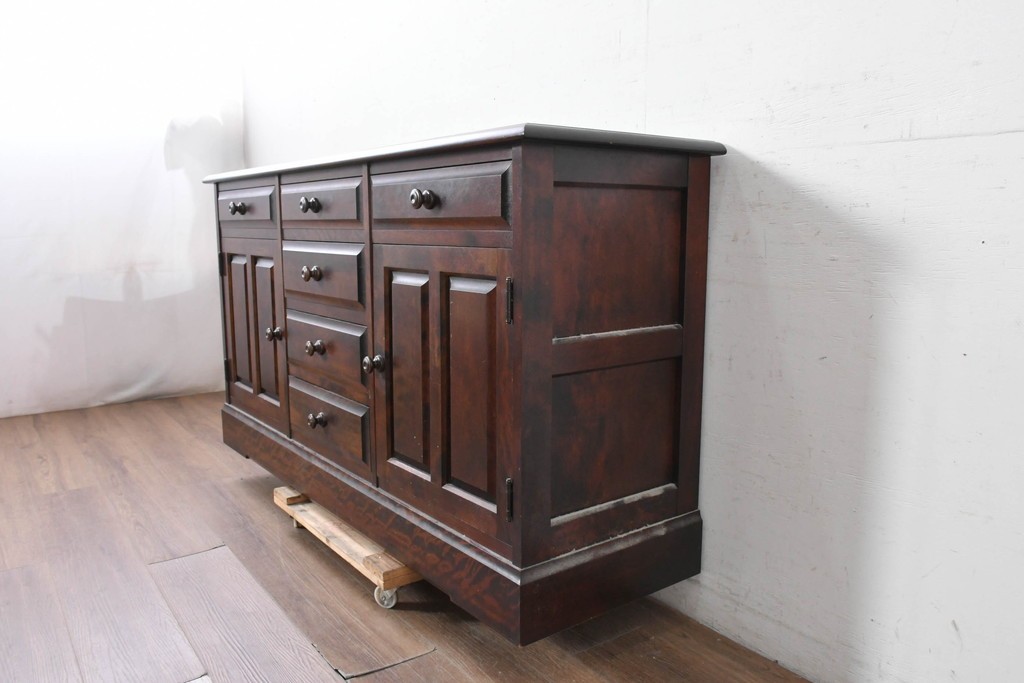 《天板取り付け加工費込み》　中古　希少な廃番品　和洋を問わず馴染むクラシカルな意匠の北海道民芸家具　サイドボード　(R-089614)