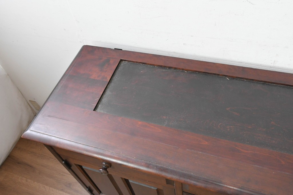 《天板取り付け加工費込み》　中古　希少な廃番品　和洋を問わず馴染むクラシカルな意匠の北海道民芸家具　サイドボード　(R-089614)
