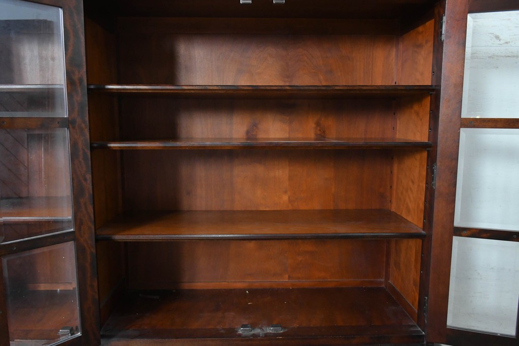 中古　希少な廃番品　北海道民芸家具　端正な格子ガラス扉の重ね食器棚　(R-089615)