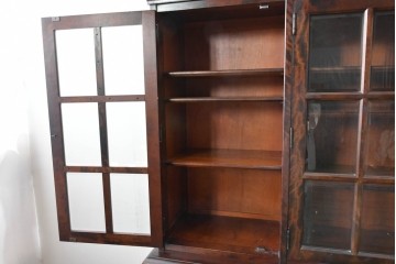 中古　希少な廃番品　北海道民芸家具　端正な格子ガラス扉の重ね食器棚　(R-089615)