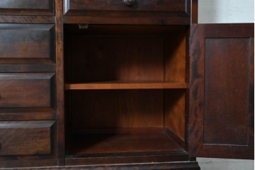 中古　希少な廃番品　北海道民芸家具　端正な格子ガラス扉の重ね食器棚　(R-089615)