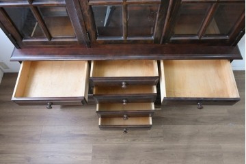 中古　希少な廃番品　北海道民芸家具　端正な格子ガラス扉の重ね食器棚　(R-089615)