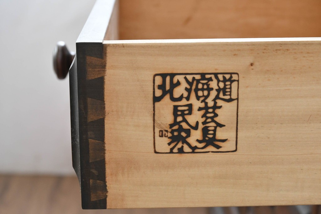 中古　希少な廃番品　北海道民芸家具　端正な格子ガラス扉の重ね食器棚　(R-089615)