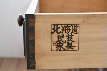 中古　希少な廃番品　北海道民芸家具　端正な格子ガラス扉の重ね食器棚　(R-089615)