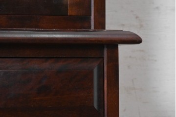 中古　希少な廃番品　北海道民芸家具　端正な格子ガラス扉の重ね食器棚　(R-089615)